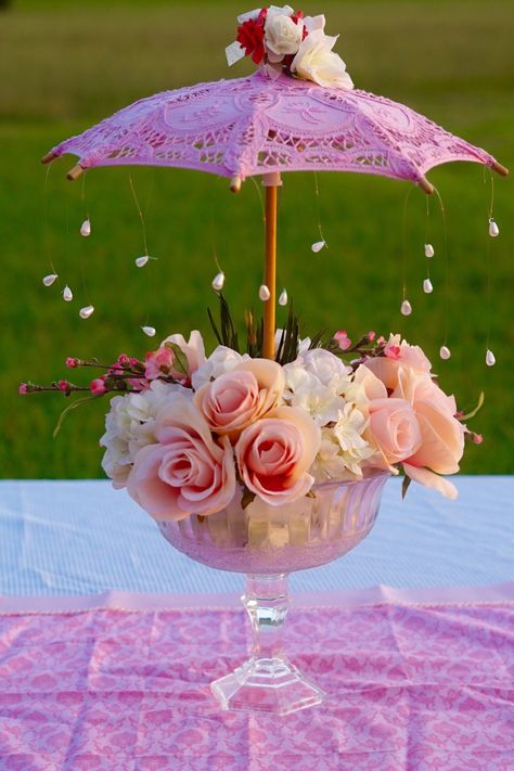 Diy Parasol, Umbrella Centerpiece, Wedding Shower Centerpieces, Parasol Garden, Umbrella Decorations, Centerpieces Diy, Bridal Shower Centerpieces, Baby Shower Brunch, Diy Shower