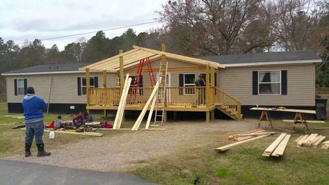 How to Attach a Porch to a Mobile Home [Step by Step] - US Mobile Home Pros Mobile Home Steps, Mobile Home Porches, Mobile Home Deck, Manufactured Home Porch, Mobile Home Front Porch, Front Porch Addition, Veranda Design, Mobile Home Repair, Mobile Home Exteriors