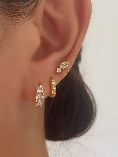 Ear Stacks, Gold Huggie Earrings, Cool Ear Piercings, Jewelry Accessories Ideas, Classy Jewelry, Stacked Jewelry, Jewelry Lookbook, Confidence Boost, Huggie Earrings