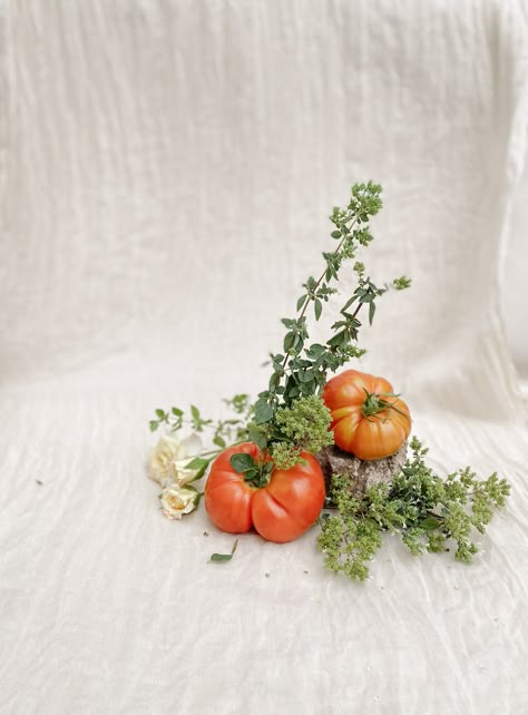 Floral Inspiration :: A Minimalist Harvest of Florals & Vegetables Herb Centerpieces, Garden Tomatoes, Harvesting Herbs, Ikebana Flower Arrangement, Summer Harvest, Fruit Arrangements, Pre Wedding Party, Tomato Garden, Floral Arrangements Wedding