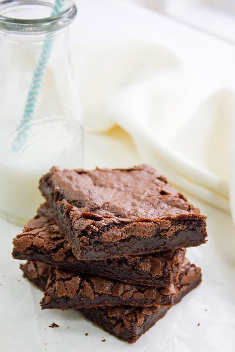 Chewy Gooey Eggless Brownies - Munaty Cooking One Egg Brownies, Eggless Brownies, Eggless Brownie Recipe, Egg Free Desserts, Egg Free Baking, Banana Brownies, Brownie In A Mug, Gooey Brownies, Mango Mousse