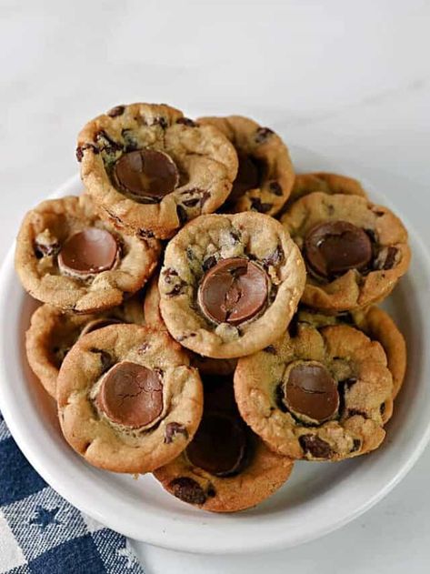 ROLO STUFFED CHOCOLATE CHIP COOKIE CUPS STORY - Sula and Spice Rolo Cookie Cups, French Christmas Cookies, Tart Desserts, Turkey Cheese Ball, Rolo Chocolate, 2 Ingredient Cookies, Rolo Cookies, Chocolate Chip Cookie Cups, Peanut Butter Cup Brownies