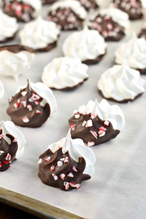 Peppermint Meringue Cookies, Christmas Meringue, Peppermint Meringue, Easy Meringue Cookies, Chocolate Meringue Cookies, Baking Halloween, Easy Meringues, Peppermint Meringues, Cookies Aesthetic