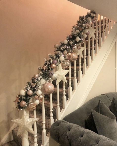 Bauble Garland Stairs, Staircase Design Christmas, Stair Case Christmas Ideas, Landing Christmas Decor, Christmas Stair Garlands, Stair Case Christmas Decorations, Christmas Stair Decor, Christmas Banister Ideas, Christmas Railing Decor Indoor