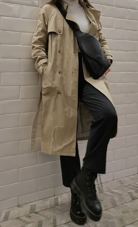 black docs martens style trench coat outfit classy outfit inspiration Sin Clair Dr Martens Outfit, Tan Trench Coat Outfit, Dr Martens Boots Outfit, Mid Calf Boots Outfit, Dr Martens Sinclair, Calf Boots Outfit, Doc Martin Outfits, Taupe Outfit, Tan Trench Coat