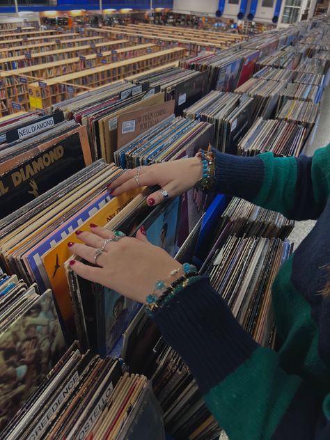 Listening To Records Aesthetic, Album Shopping Aesthetic, Guitar Shop Photoshoot, Record Store Instagram Pictures, Record Shopping Aesthetic, Record Store Photos, Record Shop Photoshoot, Record Shop Aesthetic, Record Store Photoshoot