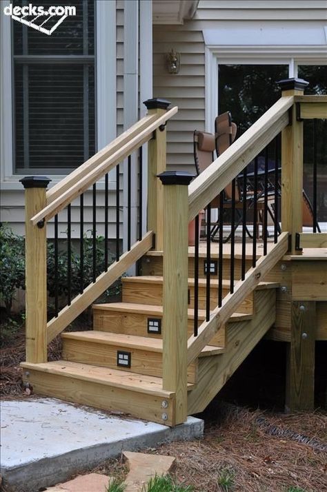 Nice look with metal contrast. Give a professional finish. This would look really nice at front door, with deck length of the house ❤️ Deck Handrail, Deck Stair Railing, Stairs Railing, Outdoor Stair Railing, Step Railing, Stairway Lighting, Deck Steps, Railing Ideas, Exterior Stairs