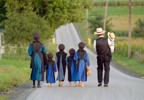 Bill Coleman photography, really captures the essence of their lives Amische Quilts, Amish Traditions, Amish Village, Rumspringa, Amish Culture, Amish Quilt, Plain People, Amish Farm, Amish Community