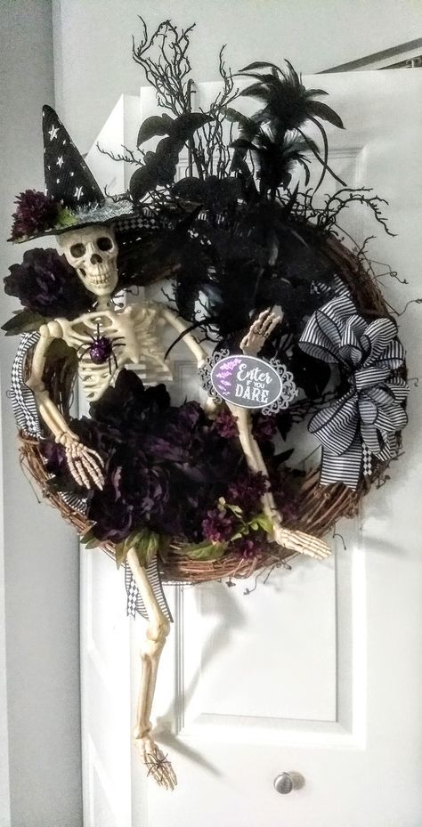 Skeleton wreath Skeleton Wreaths For Front Door, Halloween Wreath With Skeleton, Skelton Wreath Ideas, Skeleton Wreath Halloween, Black Wreaths, Country Halloween Decor, Porta Halloween, Halloween Wreath Ideas, Scary Halloween Wreath