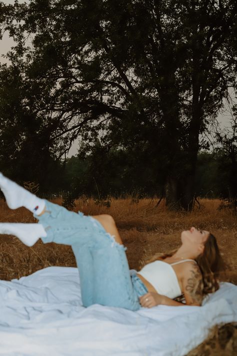 Blanket Poses, Photoshoot With Blanket, Backyard Sheet Photoshoot, White Blanket Photoshoot, Outdoor Blanket Photoshoot, Blanket Photoshoot, Sheet Photoshoot, Blanket On Grass Photoshoot, Denim Outdoor Photoshoot