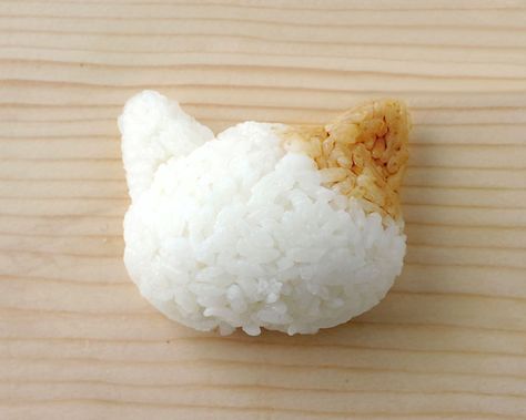 Onigiri-cat-face-omusubi-Nyan-rice-balls-4 Nori Seaweed, Japanese Rice, Rice Balls, Japanese Snacks, Kawaii Food, Fabulous Foods, Food Themes, White Rice, Brown Rice