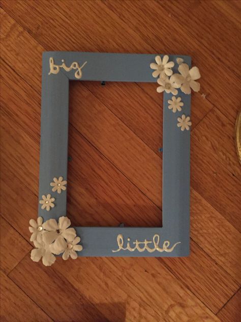 big-little : picture frame, fake flowers, white puffy paint, hot glue, hot gun, blue and white paint #frame #frames #bigandlittle #bigsandlittles #big&litle #sorority #sororitythings #mets #lineage Big Little Picture Frame, Sorority Picture Frames, Delta Zeta Crafts, Sorority Paintings, Big Lil Gifts, Sorority Decorations, Big/little Baskets, Little Gifts Sorority, Big Little Canvas