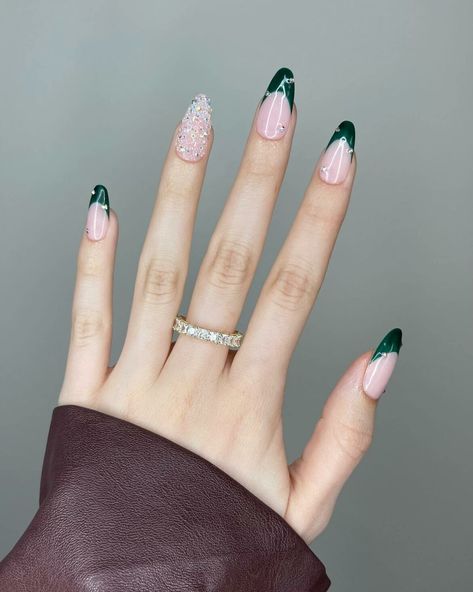 Green Nails With Silver Glitter, Emerald Green And Silver Nails, Prom 2k24, Emerald Nails, Stunning Aesthetic, Green Acrylic Nails, Dark Green Nails, Green Nail Art, French Tip Nail Designs