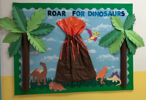 Dinosaur Theme Preschool Bulletin Boards, Dinosaur Boards Classroom Displays, Dinosaur Display Board, Dino Classroom Decor, Dinasour Classroom Decoration, Dinosaur Display Classroom, Jurassic Park Bulletin Board, Dinosaur Bulletin Board Ideas Preschool, Dinosaur Decorations For Classroom