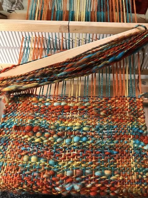 Weaving Patterns Loom, Rigid Heddle Weaving Patterns, Weave Scarf, Art Yarn Weaving, Weaving Scarfs, Diy Keramik, Rigid Heddle Loom, Saori Weaving, Weaving Loom Projects