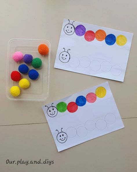 mama and two toddler's 👩‍👧‍👦 compartilhou uma publicação no Instagram: "Copy the colour pattern 🐛 Another easy Pom-pom balls colour pattern idea 🧶 Do like, share and comment below if you liked 👍🏻 💗 #earlyyearseducation #wonderworldplay #earlyyearslearning #easypeasyplay #think_create_play #tinyhandsbigplans #oursuperherotoddlers #openplayyourway #playlearnraise #playbasedlearning #playactivitiesforfun #preschoolactivities #preschoolactivitiesathome #playandlearn #activities_outofthebox Preschool Activities At Home, Toddler Patterns, Early Years Educator, Playbased Learning, Pattern Activities, Shapes Activities, Colour Pattern, Toddler Art, Home Activities