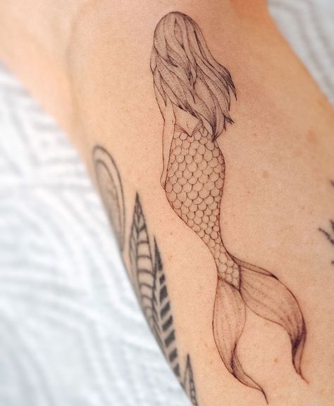 Blonde Mermaid Tattoo, Tattoo Ideas Female Mermaid, Mermaid Finger Tattoo, Abstract Mermaid Tattoo, Mermaid Tattoo Designs Sketches, Mermaid Line Tattoo, Tiny Mermaid Tattoo, Mermaid Line Art, Bunami Ink