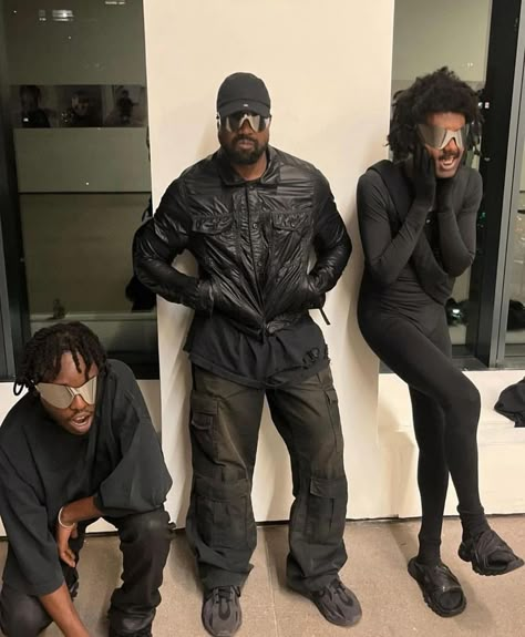 Kanye West Inspired Outfits, Balenciaga Outfit, Kanye West Outfits, Kanye Fashion, Kanye Yeezy, Kanye West Style, Minimal Streetwear, Yeezy Outfit, Wearing All Black