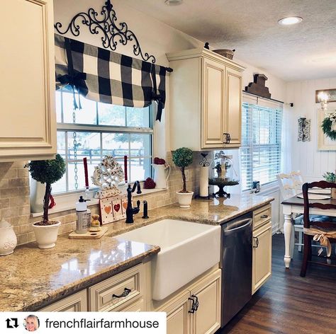 Inspired Kitchens on Instagram: “I love kitchens with the farmhouse sink. Love the checkered window skirt too! #Repost @frenchflairfarmhouse with @get_repost ・・・ Bye bye to…” Buffalo Plaid Kitchen, Modern Country Kitchen, Plaid Kitchen, Modern Country Kitchens, Country Cottage Decor, Kitchen Installation, Country Kitchen Decor, Kitchen Redo, Modern Country