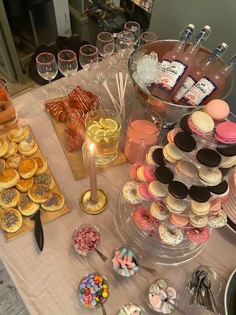 Birthday Party Ideas Apartment, 18th Birthday Food, Valentines Cute, Birthday Goals, Party Food Buffet, Birthday Dinner Party, Birthday Babe, Bday Party Theme, Sweet Sixteen Birthday