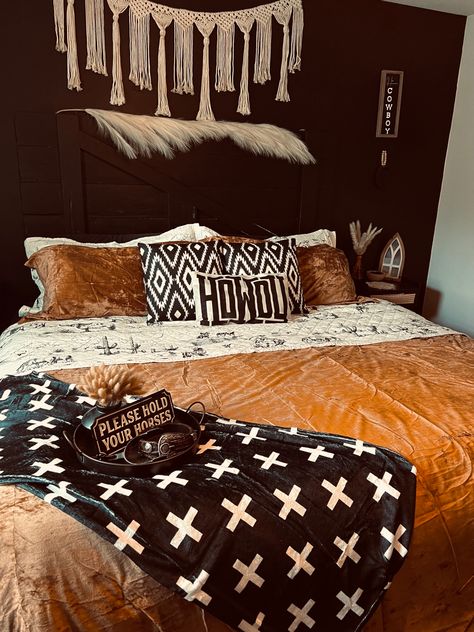 Western Boho Bedroom Ideas Bohemian, Aesthetic Western Room Ideas, Western Bedroom Ideas Ranch Style Wall Colors, Western Bedroom Ideas For Couples, Boho Western Bedding, Yellowstone Bedroom Ideas, Black Western Bedroom, Burnt Orange And Black Bedroom, Sage And Rust Bedroom