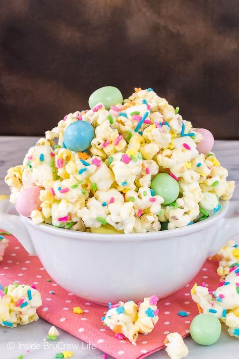 Cake Batter Popcorn, Easter Popcorn, Cute Easter Desserts, Butterfinger Cookies, Chocolate Covered Popcorn, Marshmallow Fudge, White Chocolate Popcorn, Chocolate Popcorn, Snack Mix Recipes