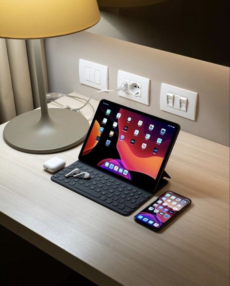 Apple Computer Laptop, Ipad Desk, Schul Survival Kits, Airpods Iphone, Computer Apple, Apple Iphone Accessories, Computer Desk Setup, Desktop Setup, Apple Technology