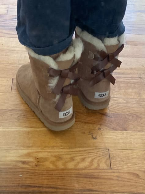 Ugg Boots Bailey Bow, Ugg Ribbon Boots Outfit, Classic Heritage Bow Uggs, Uggs Bow Boots, Ugg Bow Boots Outfit, Mini Bailey Bow Uggs Outfit, Ugg Bailey Bow Outfit, Ugg Boots Aesthetic, Tall Ugg Boots Outfit