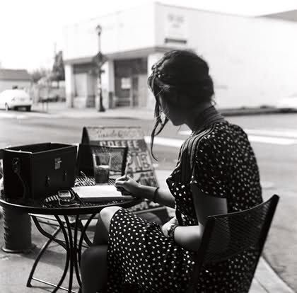 Escribir en una terraza... placeres sencillos pero imperdibles. Why I Write, Behind Blue Eyes, Adored Vintage, Women Writing, Ansel Adams, Charles Bukowski, Writing Advice, Moleskine, Remember When