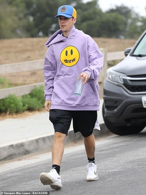 Drew House Hoodie Outfit, Justin Bieber Now, Justin Bieber Hoodie, Justin Bieber Outfits, Hiking With Friends, Skateboard Fashion, Drew House, Purple Fleece, Justin Bieber Photos