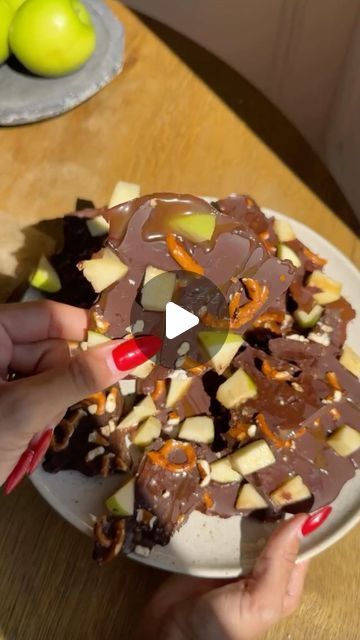 VICI COLLECTION on Instagram: "Fall calls for caramel apple bark by: @larlarlee 🍫🍏

Ingredients:
melted milk and dark chocolate
green apples
pretzels 🥨
sea salt
caramel drizzle
- freeze for 3 hrs & enjoy!" Fall Bark, Caramel Apple Bark, Apple Bark, Apple Pretzels, Caramel Apple Slices, Caramel Drizzle, Green Apples, Sea Salt Caramel, Vici Collection