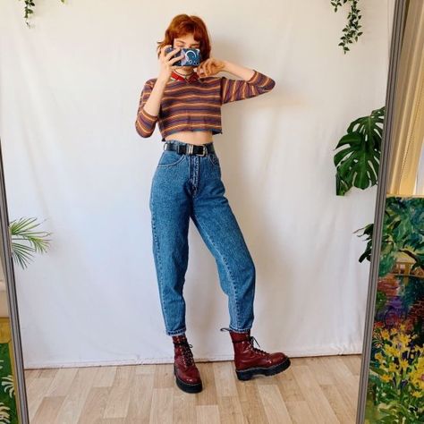 18 Indie Style Outfit Ideas That Will Keep You Looking Trendy Indie Style Outfits, Indie Outfits Ideas, Estilo Indie, Mom Jeans Outfit, Artsy Outfit, Vintage Mom Jeans, Artsy Style, Crop Top Outfits, Indie Outfits