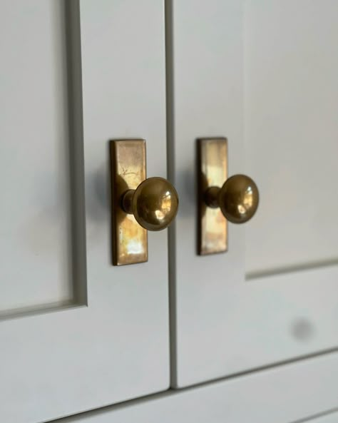 Our Belle Knob with the 1 x 3 inch backplate in unlacquered polished brass. Brushed Brass Knobs And Pulls, Antique Porcelain Door Knobs, Door Knob With Backplate, Brass Kitchen Hardware With Stainless Steel Appliances, Polished Nickel On White Oak, Unlacquered Brass Kitchen Cabinet Hardware, Kitchen With Matte Black Hardware, Vintage Kitchen Cabinet Handles, Laundry Room Cabinet Door Handles