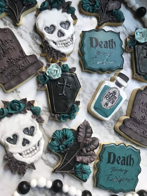 Headstone Cookies, Skull Cookies Decorated, Gothic Baking, Skull Cookie Decorating, Horror Cookies, Scary Halloween Cookies, Halloween Headstone, Coffin Cookies, Galletas Halloween