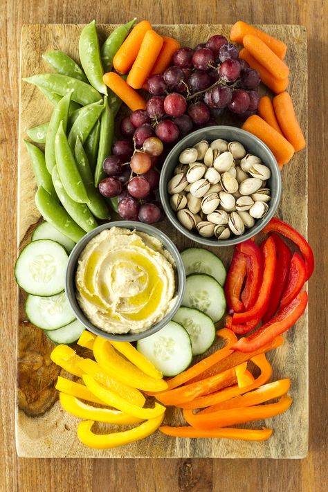 Easy Entertaining Hummus Platter -- this simple and easy @sabradips hummus platter takes less than five minutes to put together and has something for everyone at your gathering... Nuts add a bit of saltiness and grapes add some sweetness, then fill the rest up with lots of colorful fresh seasonal veggies! | hummus platter idea | simple hummus platter | hummus platter veggie tray | hummus platter appetizer | find the details on unsophisticook.com #SummerGrilled ad Veggies Hummus, Hummus Snack, Hummus Platter, Seasonal Veggies, Vegetable Platter, Snack Platter, Easy Hummus, Food Boards, Party Food Platters