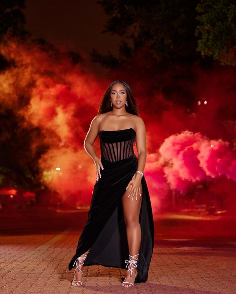 Night Time Graduation Photos, Women Graduation Pictures, Night Graduation Photoshoot, Black Women Graduation Pictures, Masters Degree Photoshoot, Degree Photoshoot, Black Women Graduation, Grad Photoshoot Ideas, Texas Southern University