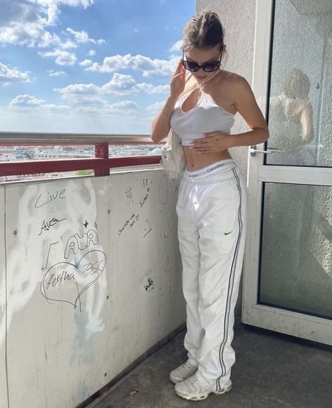 White Nike Tracksuit, Tns Outfit Women, White Tns Outfit, Nike Tn Outfit Women, White Track Pants Outfit, White Tracksuit Outfit, Tns Outfit, Nike Pants Outfit, Nike Track Pants Outfits