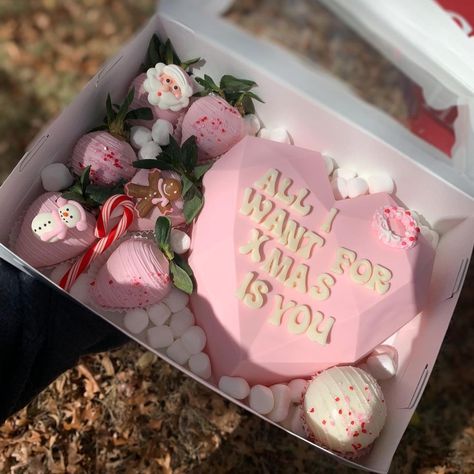 Christmas Chocolate Covered Treats, Christmas Sweet Box Ideas, All I Want For Christmas Is You, Christmas Covered Strawberries, Christmas Chocolate Covered Strawberries, Dessert Bouquet, Christmas Strawberries, Strawberries Ideas, Breakable Hearts