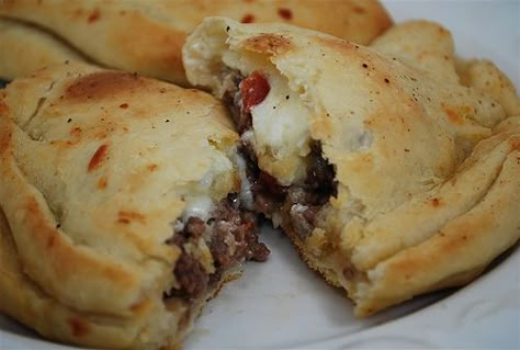 Pioneer Woman's Cowboy Calzones. Pinner says: These were pretty good ... made a ton of filling (would half next time). I froze the extras and then just pop in microwave to eat whenever! Calzone Recipe Easy, Calzone Recipes, Stromboli Recipe, Calzone Recipe, Pizza Stromboli, Awesome Appetizers, Pizza Calzone, Pizza Calzones, Meat Pies