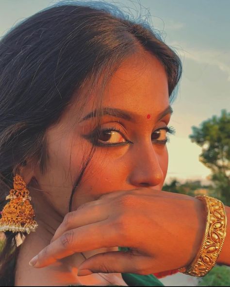 Dark Skin Indian Woman Aesthetic, Indian Eyes Aesthetic, Bengali Aesthetic, South Indian Makeup, Indian Skin Makeup, Ethnic Makeup, Indian Makeup Looks, Indian Eyes, Brown Girls Makeup