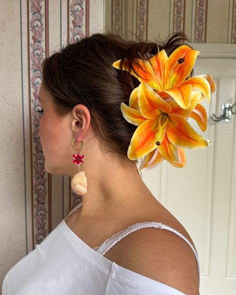 Flower claw clips & floral seashell earrings - you can find these on my website , linked in bio - 🌺🐚🦞🦪💐 #seashelljewelry #handmadejewelry #handmadeaccessories #handmadehairclips #flowers #florals #lilies #anthurium #orchid #hibiscus Hair Theory, Flower Claw Clips, Flower Resin Jewelry, Floral Hair Clip, Seashell Earrings, Seashell Jewelry, Claw Clips, Floral Hair, Grow Hair