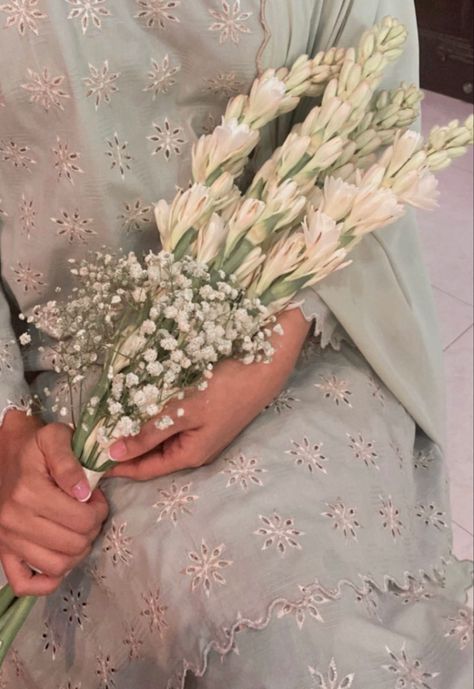 Simple Hand Bouquet Wedding, Classic Hand Bouquet, Tuberose Hand Bouquet, Malay Engagement, Simple Hand Bouquet, Tuberose Flower Aesthetic, Engagement Hand Bouquet, Simple Hand Bouquet Engagement, Tuberose Bouquet