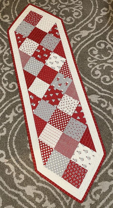 Christmas Quilted Table Runner, Christmas Table Runner Pattern, Quilted Table Runners Christmas, Quilting Digest, Table Runner Christmas, Table Topper Patterns, Beginning Quilting, Charm Squares, Table Runner Diy