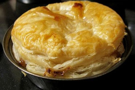 Easy Meat Pie Recipe, Pie Night, Pasties Recipes, Meat Pie Recipe, Savoury Pies, Beef Pies, Mini Pie, Mince Pie, Meat Pies