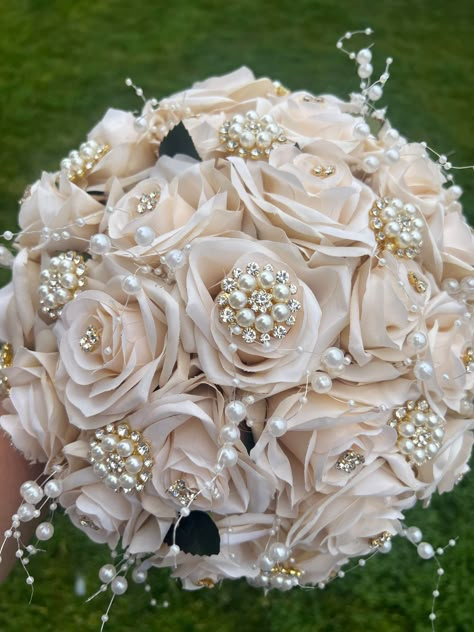 Handmade Quinceañera Bouquet/ Wedding.  With Champagne Roses. Finished off with Gold brooches.  Has extra Brooches, decorative with lace on the bottom, handle with crystal brooch.  *Please note brooches can change in style due to availability.* Decor / color combinations can be changed upon request. {This is a made to order Bouquet} Quincera Bouquet, Champagne Gold And White Wedding Theme, Quince Champagne Theme, Champagne Colored Bouquet, White And Gold Quince Ramo, Champagne Gold Quince, Quince Flower Bouquets, Quince Rose Gold, White Quinceanera Theme