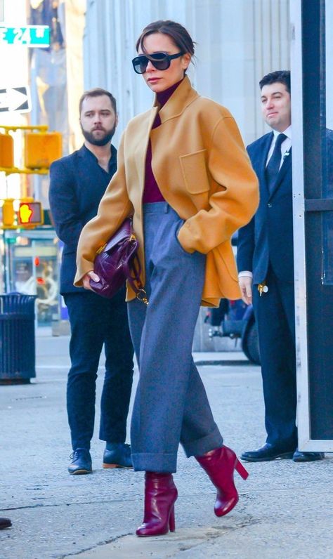 Celebrity Inspired Outfits, Victoria Beckham Outfits, Victoria Beckham Style, Walking Down The Street, Looks Street Style, Red Boots, Celebrity Street Style, Street Style Inspiration, Celebrity Outfits