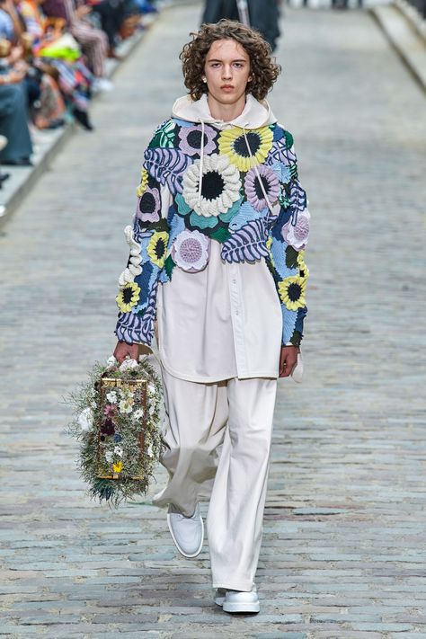 Louis Vuitton Spring 2020 Menswear Fashion Show - Vogue Chaleco Casual, Mode Crochet, Stil Boho, 2020 Fashion Trends, Knitwear Fashion, Louis Vuitton Men, Fashion Show Collection, Fashion 2020, Mens Fashion Trends