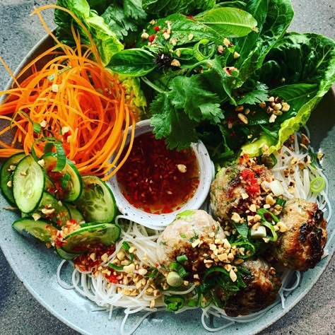 Vietnamese Bun Cha - Em's Food For Friends Vietnamese Bun Cha Bun Cha Ha Noi Recipe, Vietnamese Christmas Food, Vietnamese Catering, Vietnamese Bun Cha, Vietnamese Bowl, Salad Tray, Food For Friends, Greek Lamb, Chilli Jam