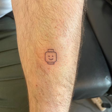 Happyness :) SWIPE ➡️ voor blije gezichtjes! • • #studioipanema #fineline #finelinetattoo #linework #smileytattoo #happytattoo #tinytattoo #minitattoo #subtieletattoos Lego Block Tattoo, Lego Minifigure Tattoo, Lego Head Tattoo, Lego Brick Tattoo, Need Tattoo, Lego Tattoo, Simple Arm Tattoos, Lego Head, Fineline Tattoo