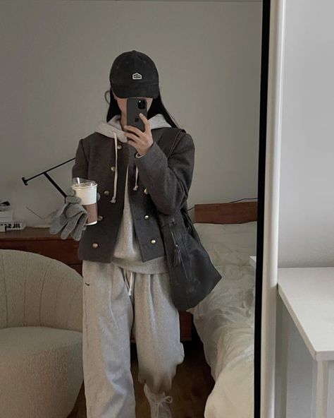 Grey Cap Outfit, Korean Hoodie Outfit, Hoodie Outfit Korean, Black Cap Outfit, Hoodie Jacket Outfit, Gray Hoodie Outfit, Black Hoodie Outfit, Baseball Jacket Outfit, Leather Jacket Hoodie